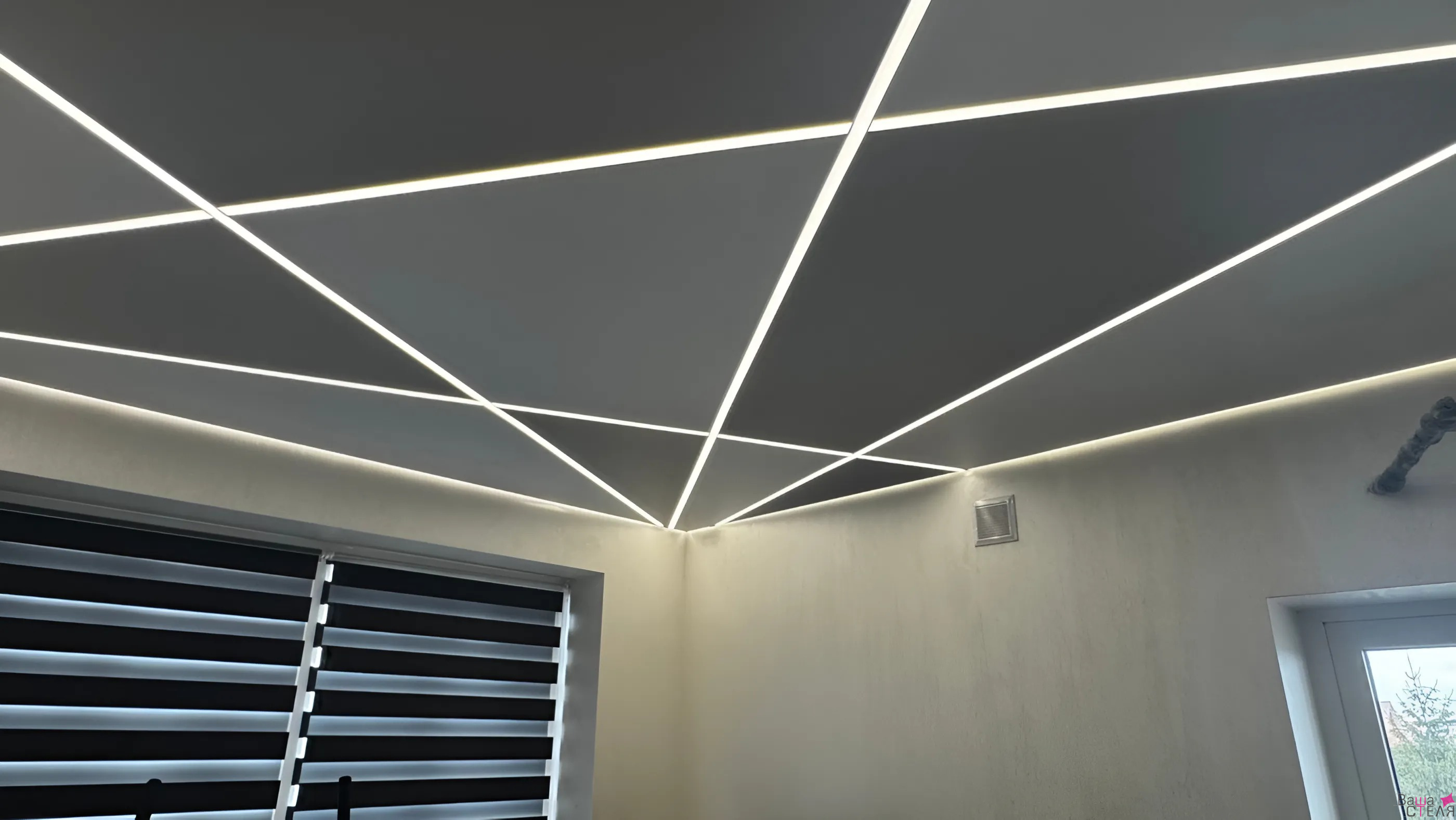 Паряща натяжна стеля з LED-лініями – тренд сучасного інтер’єру у Рівному. Ідеальне поєднання підсвітки та мінімалістичного дизайну.