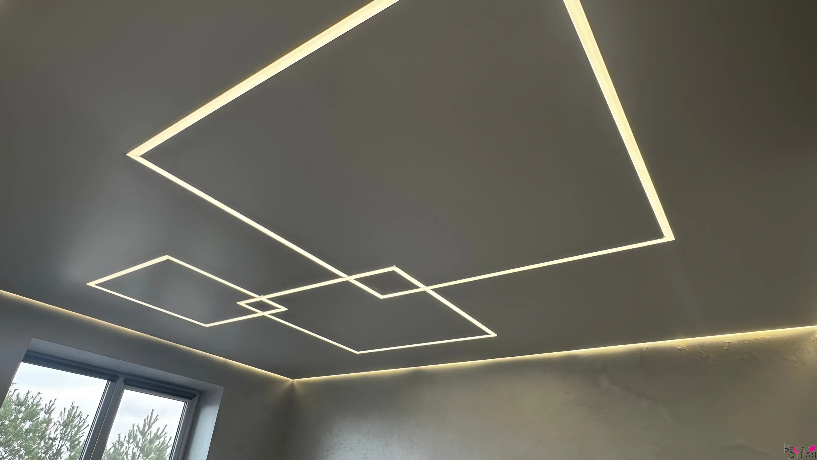 LED-лінії та парящий профіль у натяжній стелі – стильне рішення для сучасного інтер’єру у Рівному.
